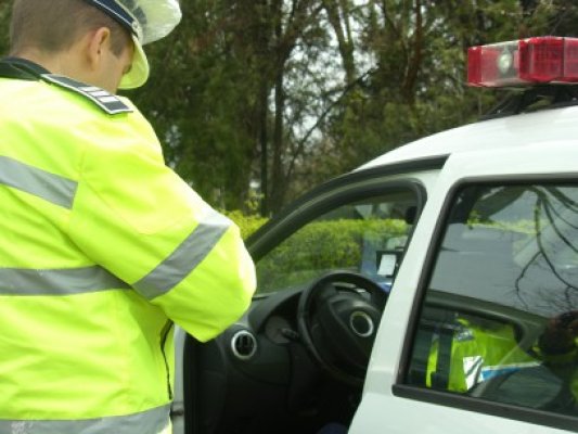 Tânără prinsă la volan fără permis de conducere